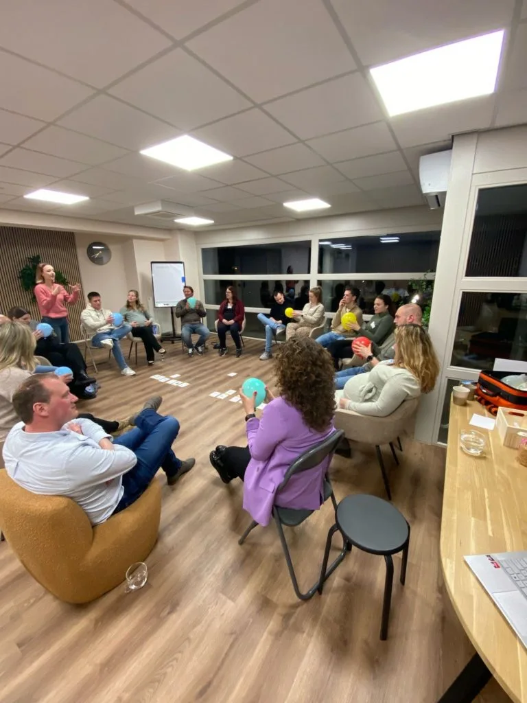 Zwangeren en partners zitten in een kring tijdens een bijeenkomst bij PuurBegin