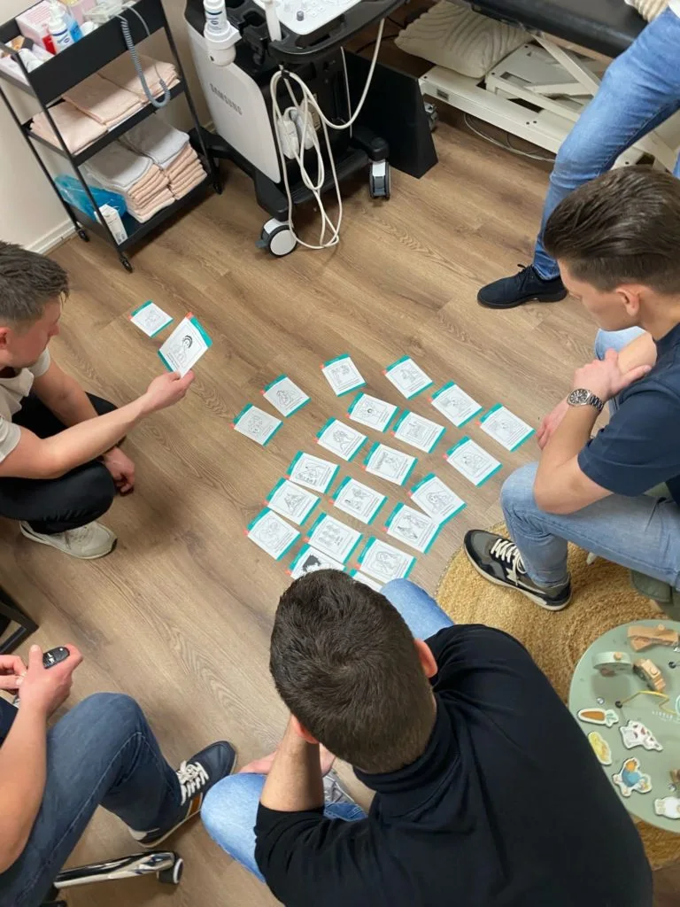 Partners bespreken informatiekaartjes tijdens de Centering Pregnancy-partnerbijeenkomst